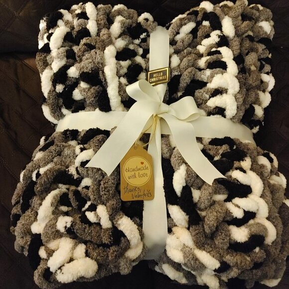 NEW- Hand Crocheted Chunky Yarn Blanket/Throw - Picture 1 of 6